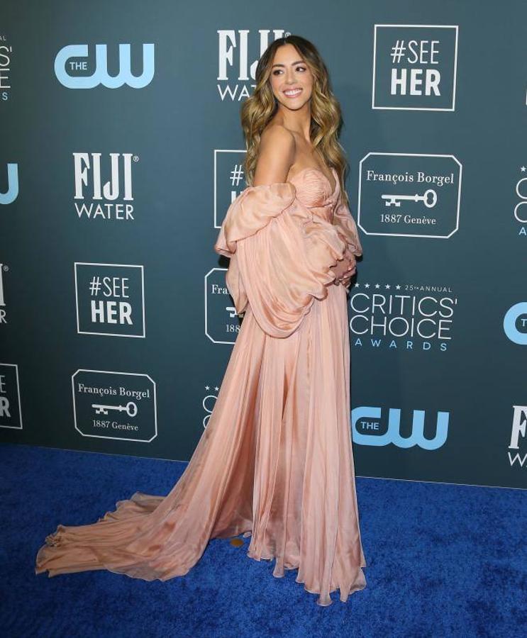 Chloe Bennet: Chloe lució este favorecedor vestido de diseño vaporoso de Yanina Couture en tono salmón con zapatos de Jimmy Choo.