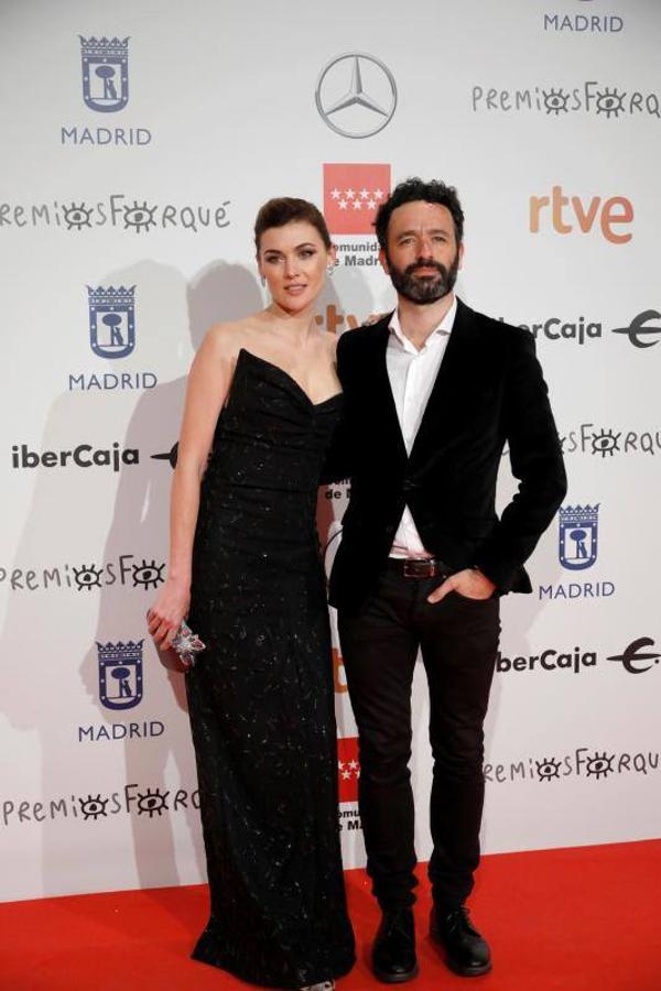 Marta Nieto acertó con este elegante vestido sin tirantes y escote asimétrico en color negro. Por su parte, Rodrigo Sorogoyen prefirió un estilismo de jeans en color negro, camisa blanca y americana de terciopelo en color negro.