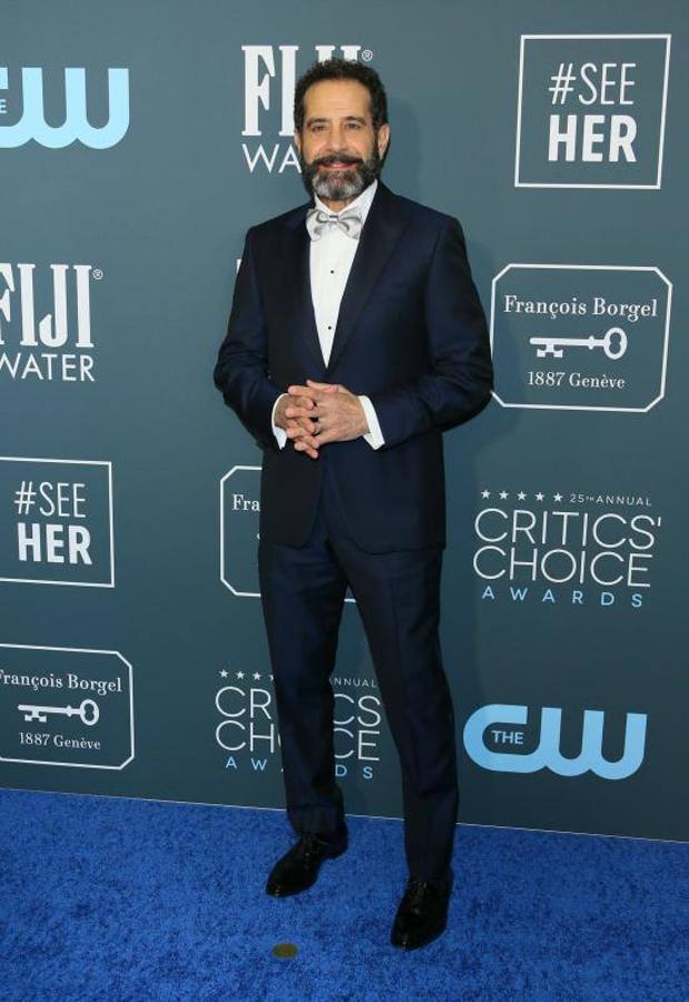 Tony Shalhoub:El actor de cine se decantó por este traje en azul marino satinado con camisa blanca y pajarita en color plateado.