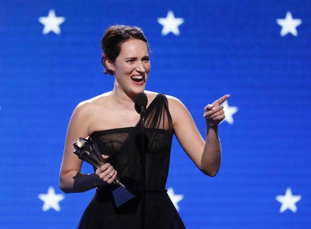 Phoebe Waller-Bridge recoge el premio a la Mejor Actriz en una serie cómica por 'Fleabag'.