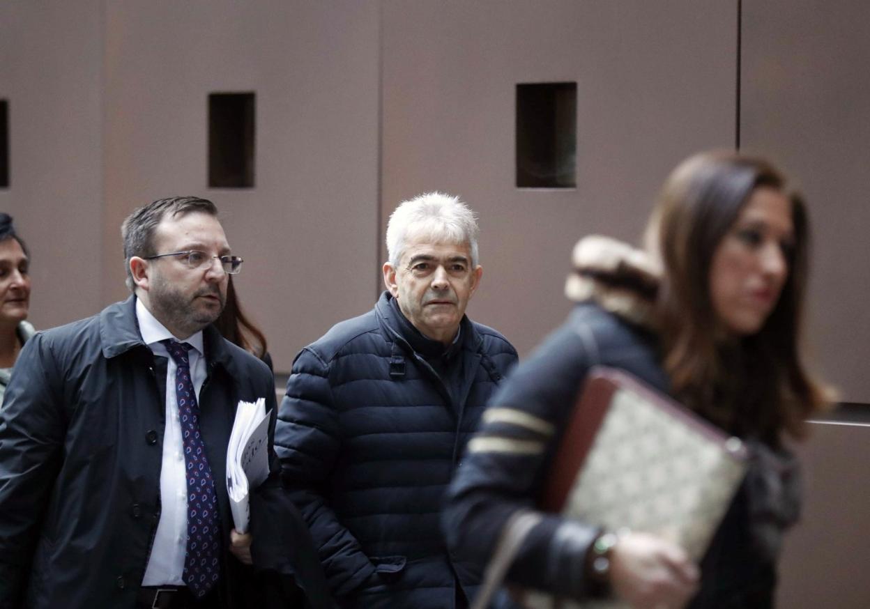 El regidor somedano, Belarmino Fernández, en el centro, entra en la Audiencia Provincial. 