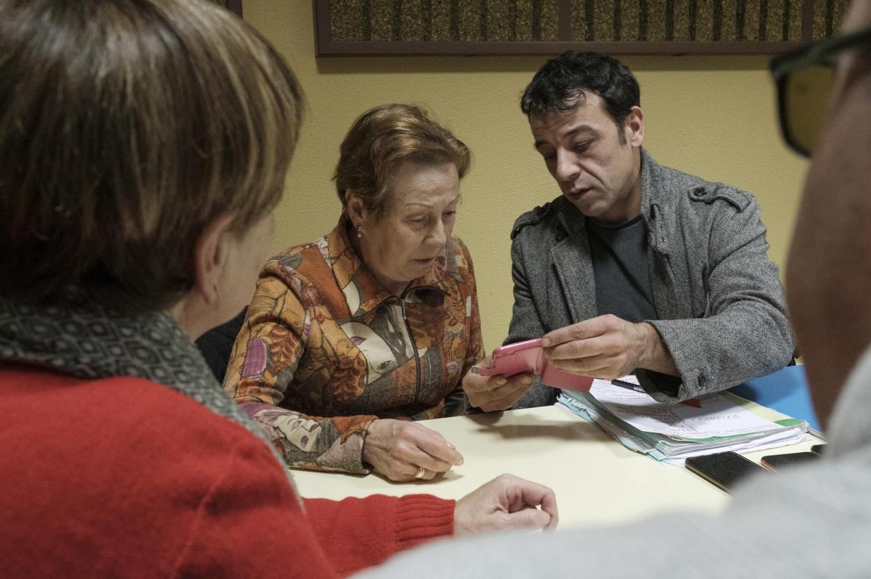 El instructor Iván García enseña a Josefina García a utilizar una aplicación de reconocimiento facial durante el taller 'Capacítate' de la Asociación ES Retina Asturias. 