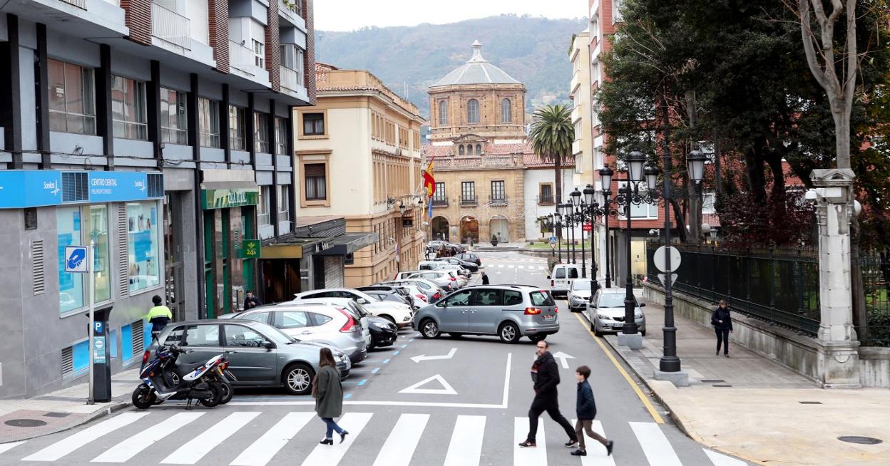 Un aspecto de la céntrica calle Juan Benito Argüelles, anteriormente, General Yagüe.. 