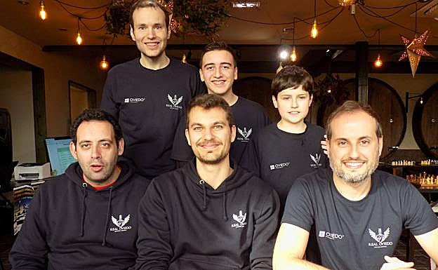 Iván Andrés, Juan Acosta, Aitor Alonso y, detrás, Iván González, Iyán Guedes y Diego Vergara, campeones con el Real Oviedo. 