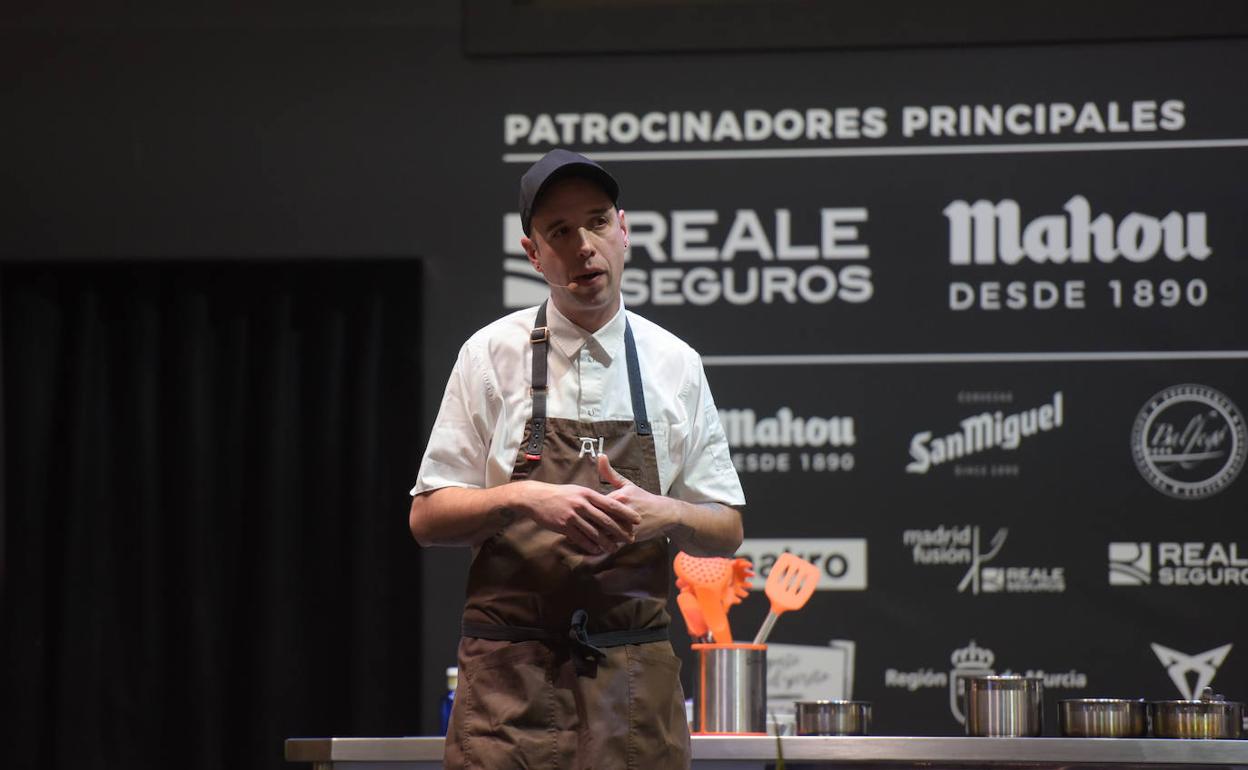 Edorta Lamo cocina una paloma en Reale Seguros Madrid Fusión. 