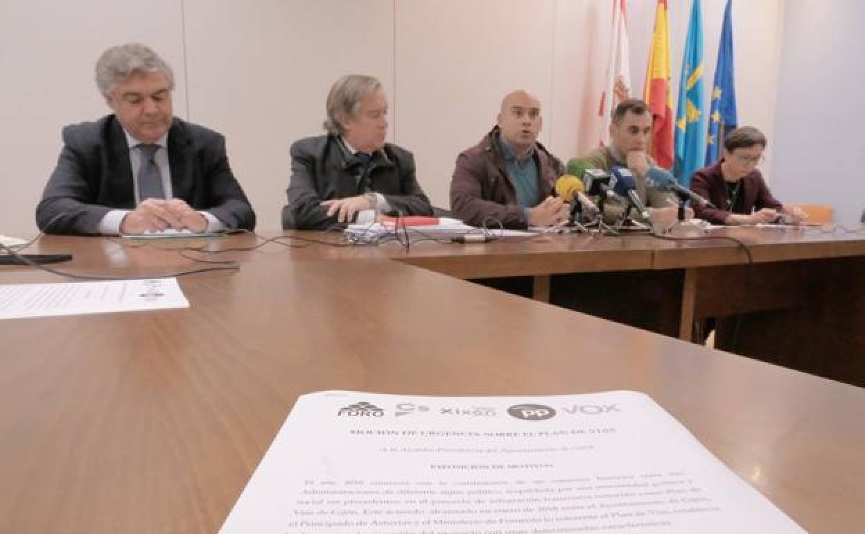 Representantes de los cinco grupos de la oposición en el Ayuntamiento de Gijón, durante la comparecencia.