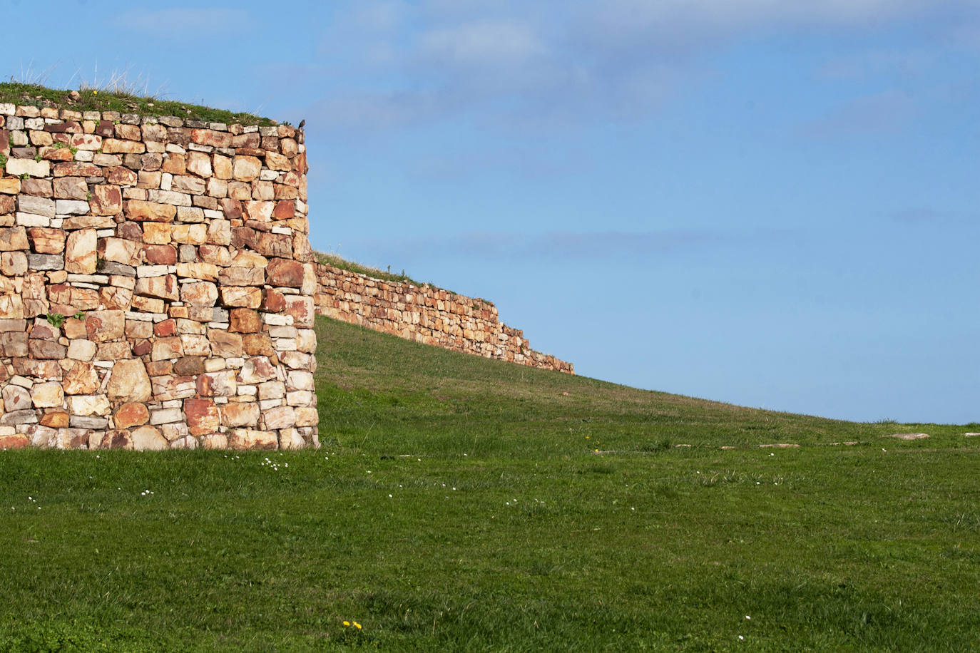 Imágenes reunidas en el concurso Arqueofoto realizado por los museos arqueológicos de Gijón con la colaboración de EL COMERCIO para difundir el patrimonio de la ciudad.