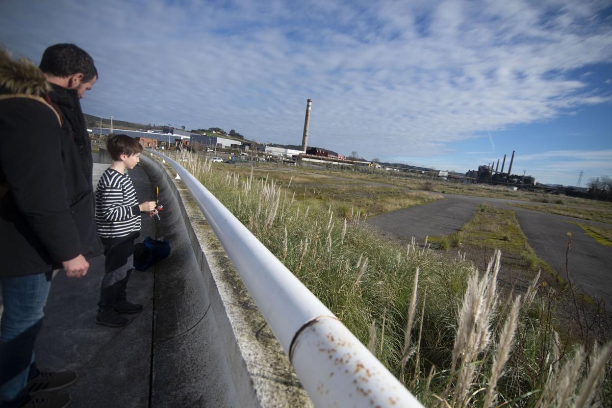 Vista general desde el Niemeyer de los terrenos de la primera fase de la Isla de la Innovación, con las baterías de cok al fondo. 