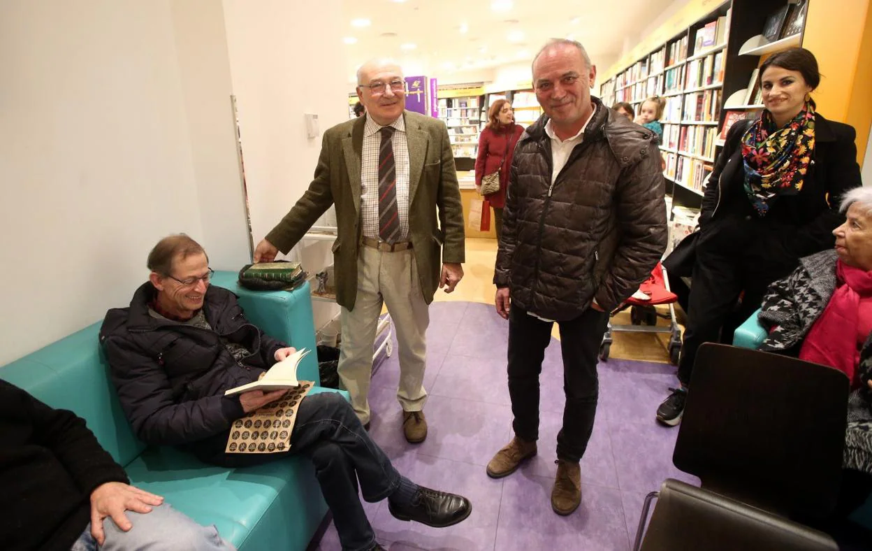 Xuan Bello presentó su libro junto a Juan Luis Rodríguez-Vigil. 