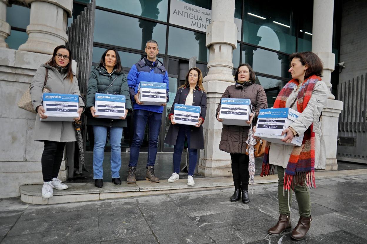 Grupistas, con las firmas de apoyo, ante la Antigua Pescadería. 
