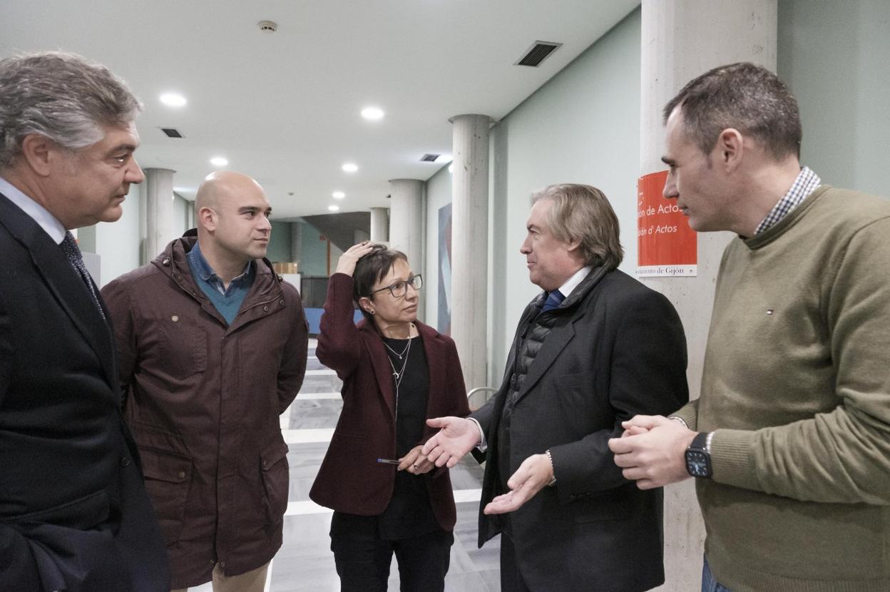 Eladio de la Concha (Vox), Jesús Martínez (Foro), Yolanda Huergo (Podemos), Alberto López-Asenjo (PP) y Rubén Pérez (Ciudadanos), ayer, en la Antigua Pescadería antes de comparecer por la moción de urgencia conjunta sobre el plan de vías que llevarán hoy al Pleno. 