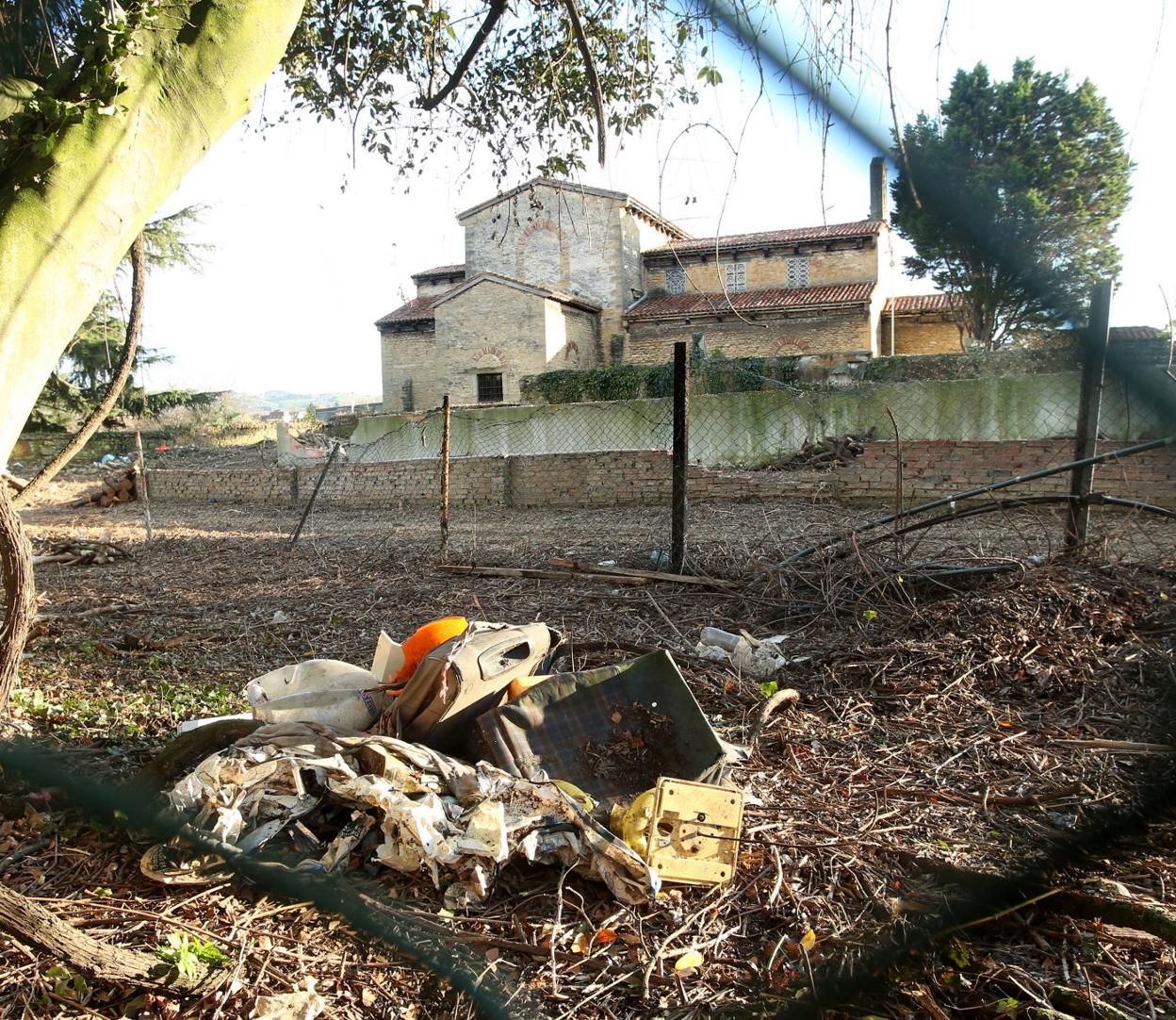 La cara sur del templo está rodeada de basura . 