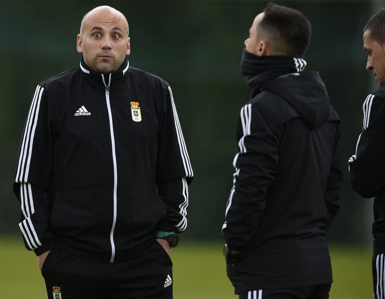 El técnico Javi Rozada conversa con el preparador físico, Alberto Martínez, durante la sesión.