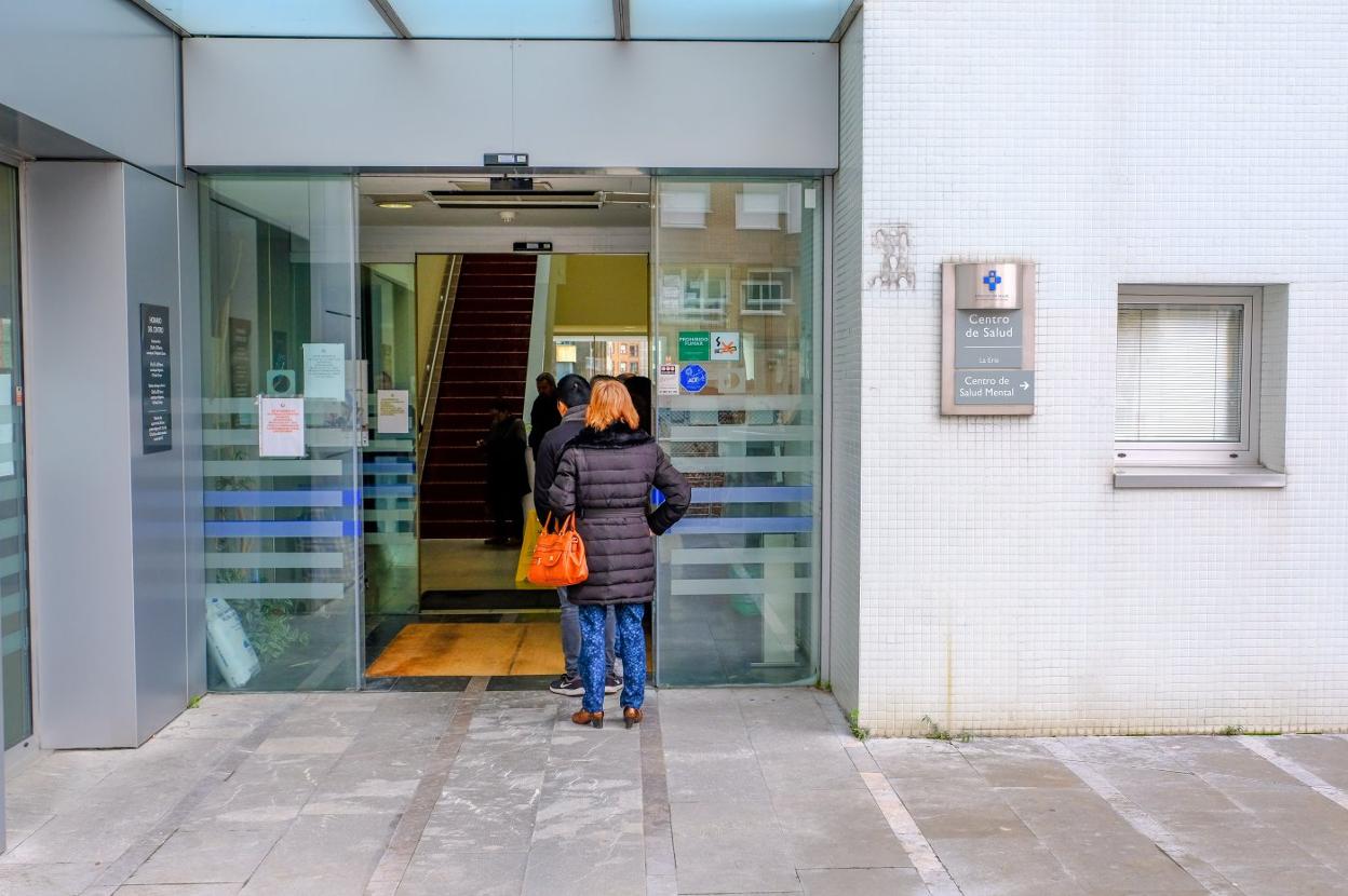 La cola para pedir cita en el centro de salud de La Ería, en Oviedo, llegaba ayer a la puerta. 