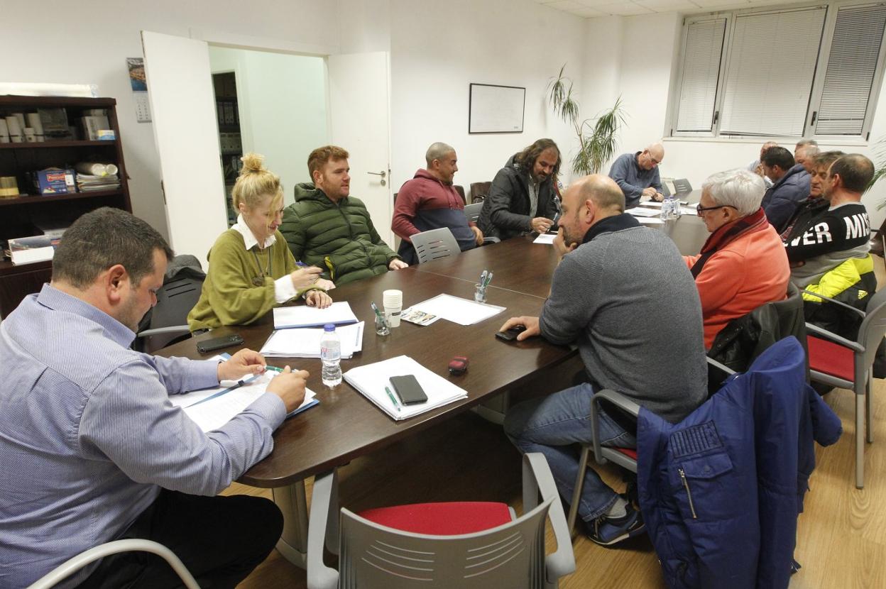 Los pescadores asturianos durante su reunión en El Musel. 