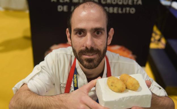 Alberto García Escudero, con su croqueta ganadora. 