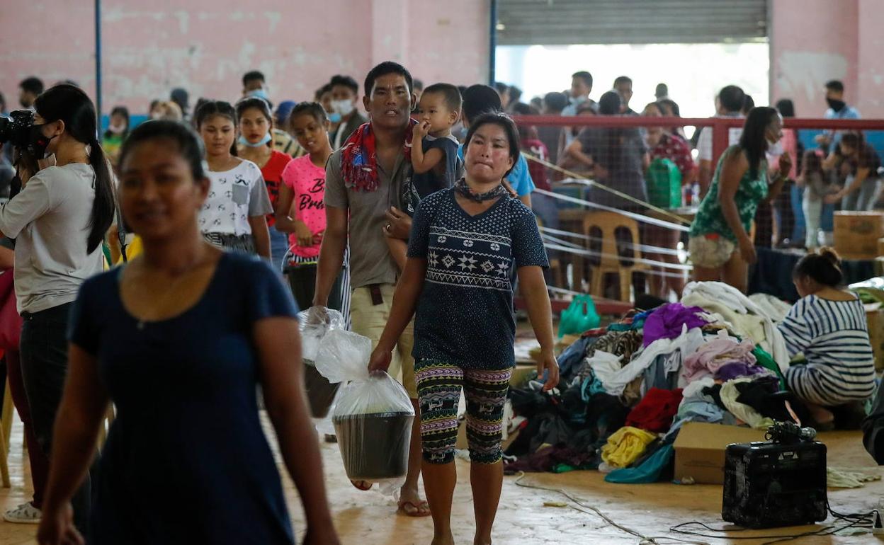 Los evacuados por el volcán Taal son instalados en centros deportivos y naves a la espera que pase el peligro.