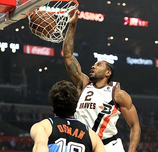 Kawhi Leonard machaca el aro. 