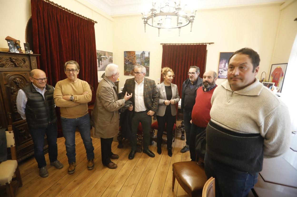 José Manuel Suárez, Carlos Alcalde y Luis Núñez de la plataforma; los alcaldes de Mieres y Lena, Aníbal Vázquez y Gema Álvarez; el representante de Pola de Gordón, José Manuel Pereira; y Germán Tascón con el alcalde de Villamanín, José Luis García. 