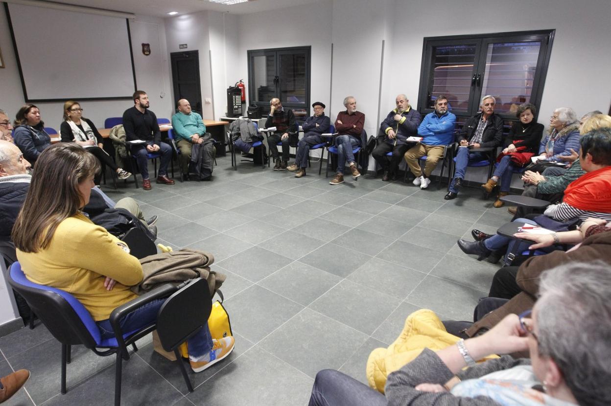 Asamblea de la Federación Vecinal celebrada ayer para elaborar una lista consensuada. 