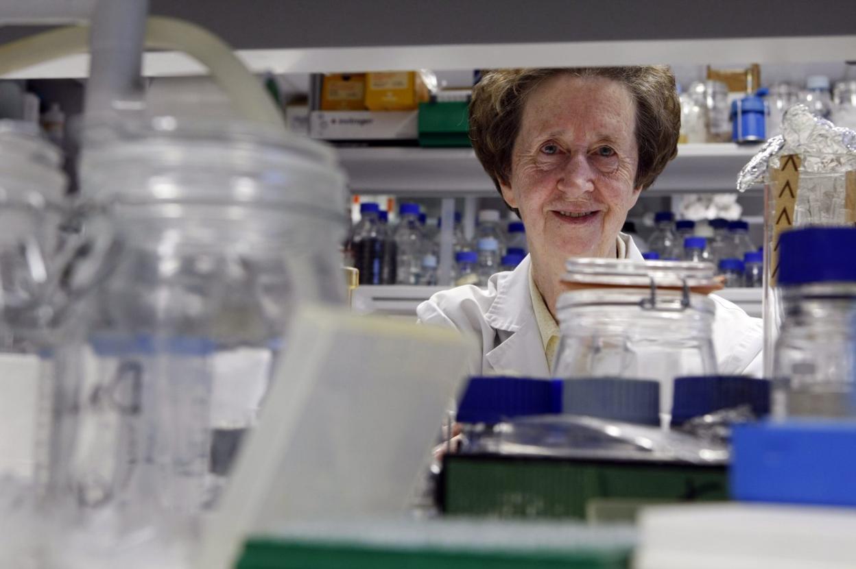 Margarita Salas, en su laboratorio del CSIC en Madrid. 