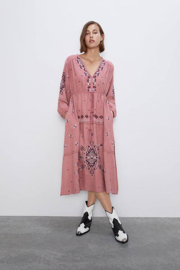 Vestido con bordados, escote en pico y manga larga en color rosa de Zara (19,99 euros).