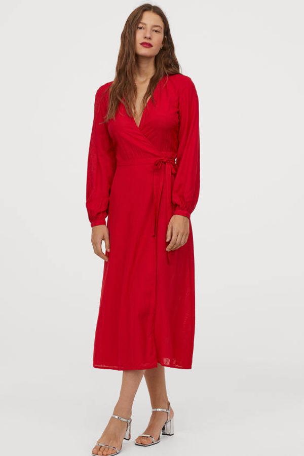 Vestido cruzado con escote en V y en color rojo de H&M (39,99 euros).