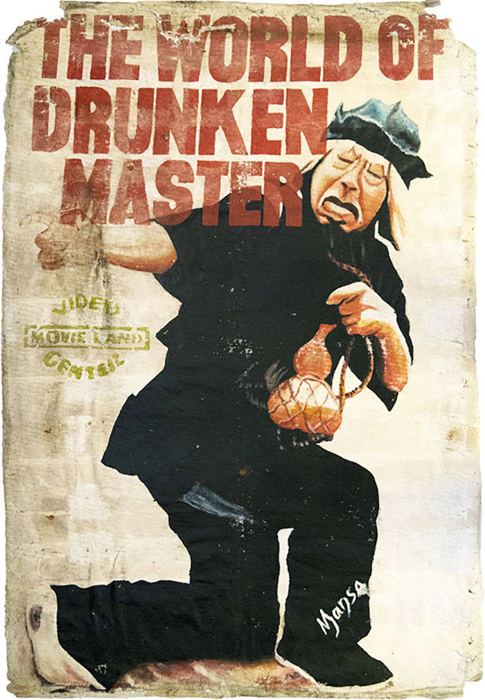 Durante las dictaduras militares africanas en los años 70 y 80, las leyes restringían la importación de grandes posters, por eso en Ghana los estuvieron haciendo a mano hasta bien entrados los años 90 y con un aire gore y extraño que no deja de sorprender