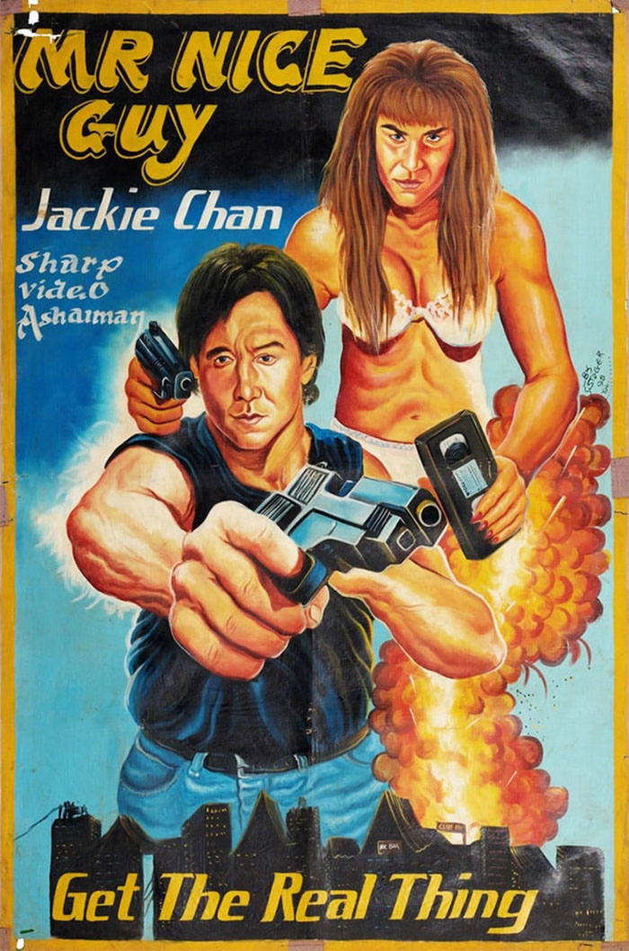 Durante las dictaduras militares africanas en los años 70 y 80, las leyes restringían la importación de grandes posters, por eso en Ghana los estuvieron haciendo a mano hasta bien entrados los años 90 y con un aire gore y extraño que no deja de sorprender