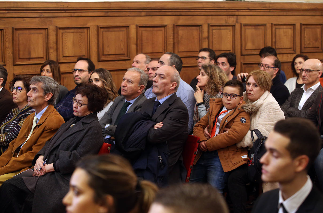 El rector de la Universidad de Oviedo, Santiago García Granda, presidió el acto académico en el Paraninfo del Edificio Histórico