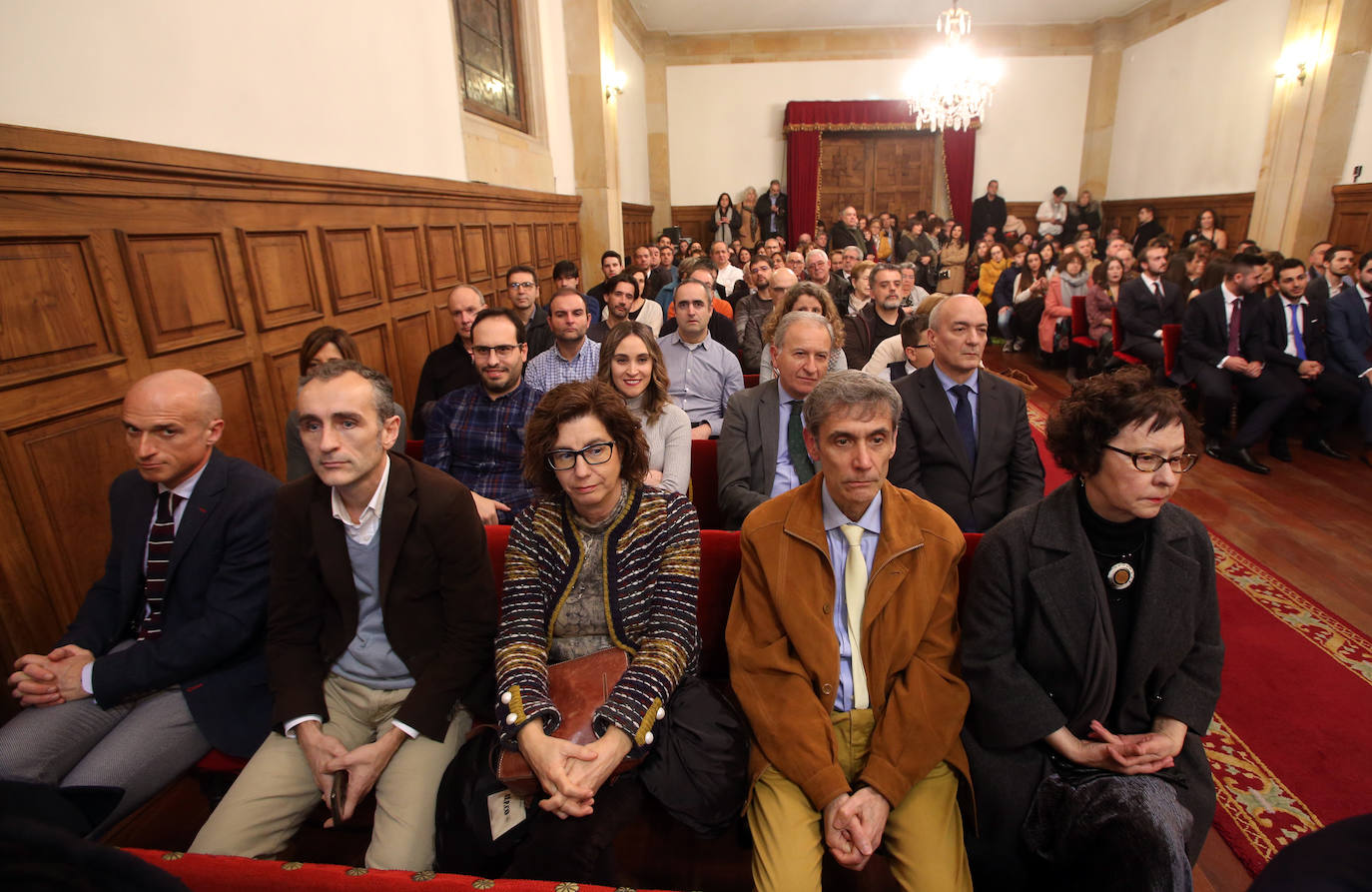 El rector de la Universidad de Oviedo, Santiago García Granda, presidió el acto académico en el Paraninfo del Edificio Histórico