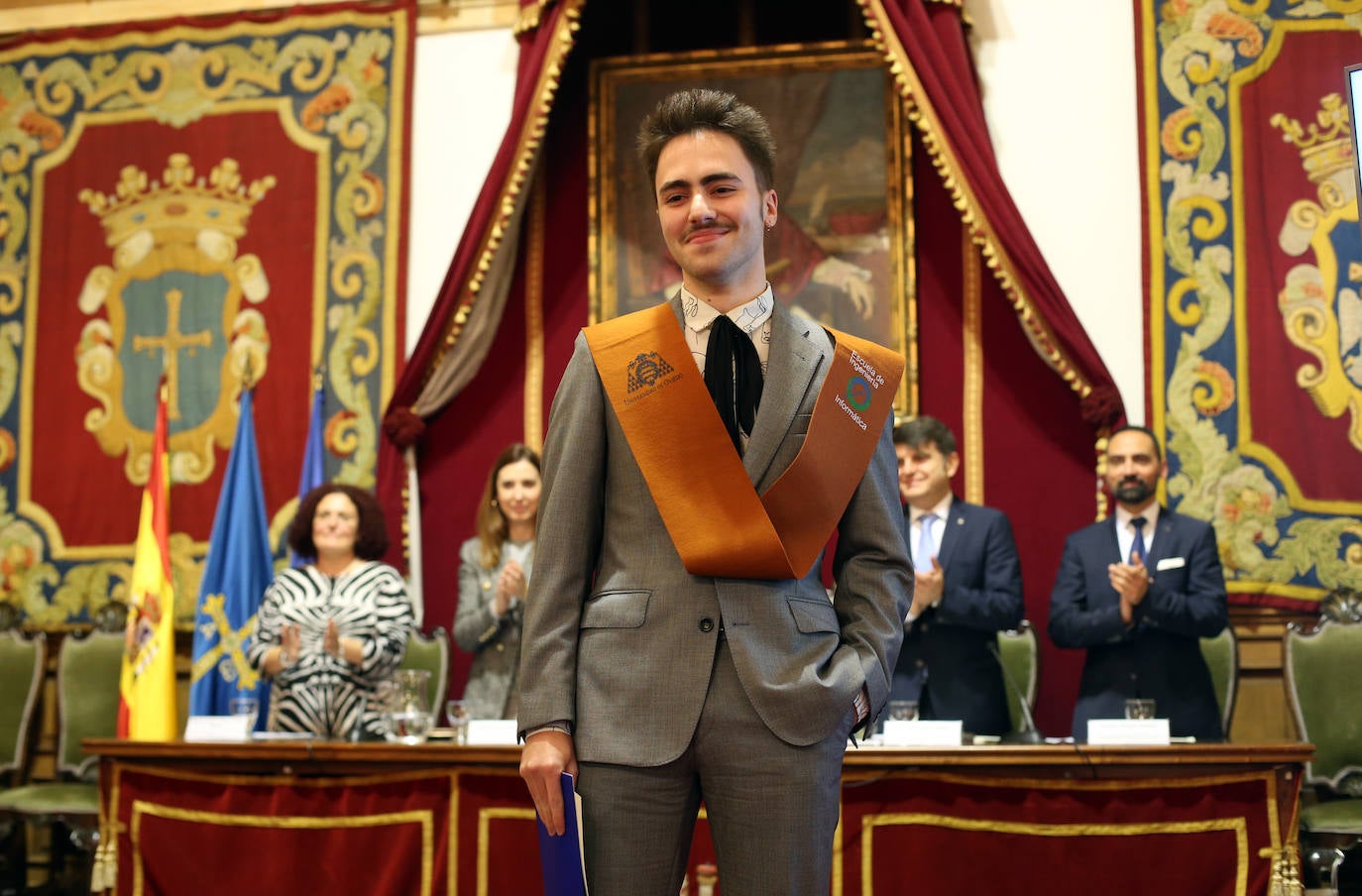 El rector de la Universidad de Oviedo, Santiago García Granda, presidió el acto académico en el Paraninfo del Edificio Histórico