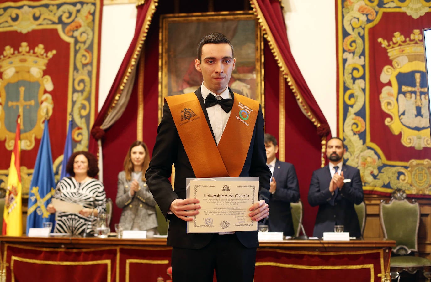 El rector de la Universidad de Oviedo, Santiago García Granda, presidió el acto académico en el Paraninfo del Edificio Histórico