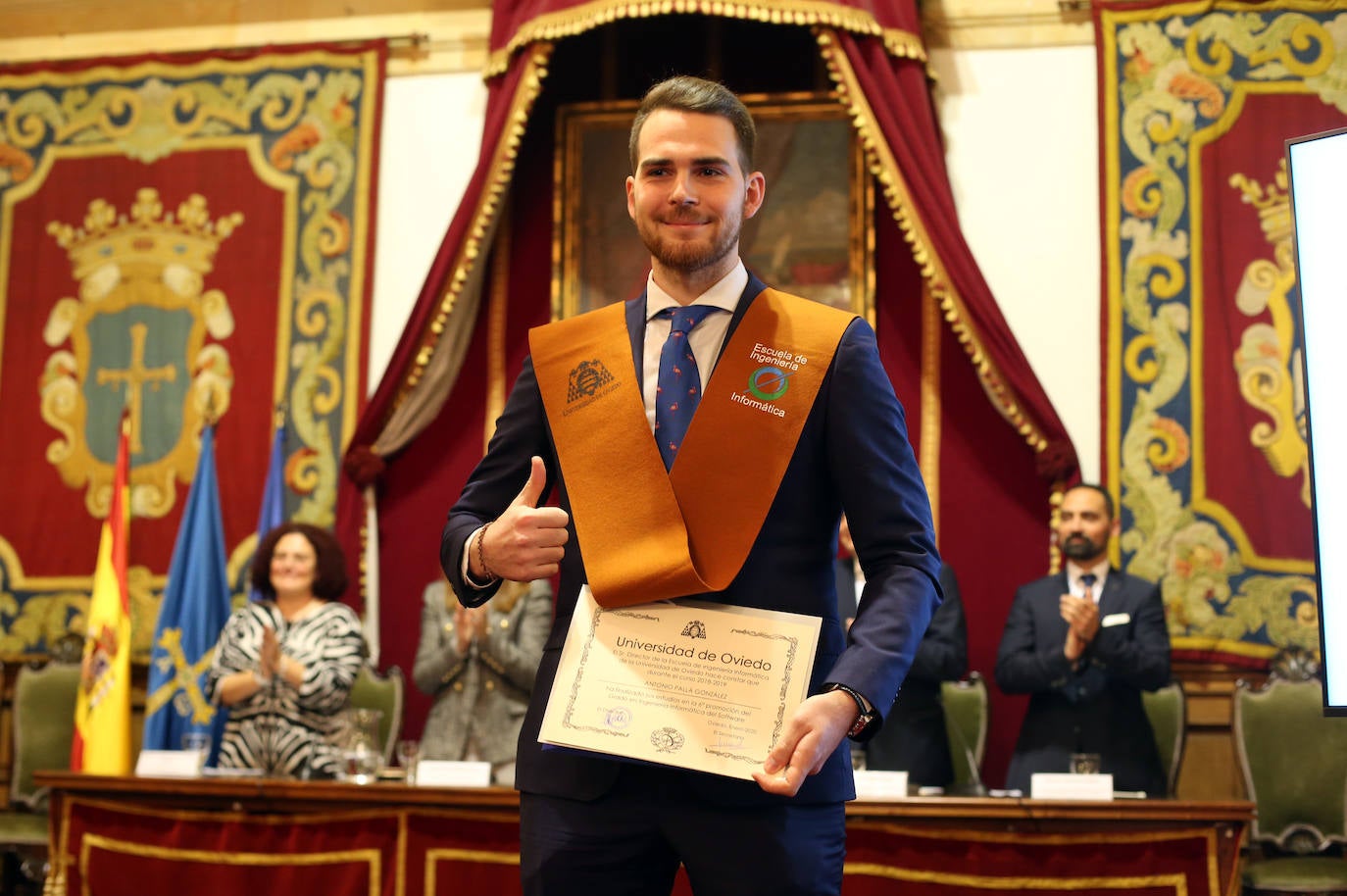 El rector de la Universidad de Oviedo, Santiago García Granda, presidió el acto académico en el Paraninfo del Edificio Histórico