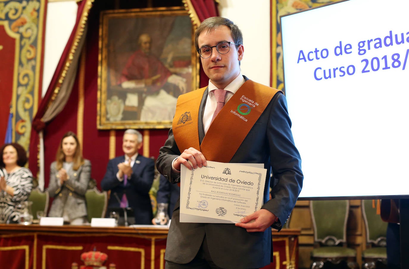 El rector de la Universidad de Oviedo, Santiago García Granda, presidió el acto académico en el Paraninfo del Edificio Histórico