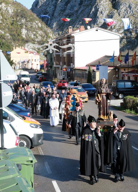 La localidad morciniega de La Foz ha celebrado este viernes la fiesta de San Antón. Los vecinos han sacado en procesión la imagen del Santo, para después proceder a la entrega de premios del concurso internacional de elaboración de casadielles, que este año cumple su undécima edición. 