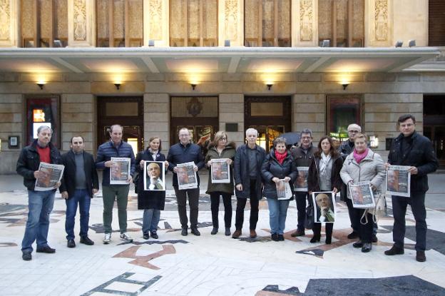 Víctor Suárez, Noel Suárez, Álvaro Álvarez, Carmen Munárriz, Santiago Rodríguez, Mariví Monteserín, Carlos Zapico, María José Ramos, Francisco Villaverde, Ana Rosa Migoya, Jorge Fernández León, Teresa Orviz y Pedro Sanjurjo, parte de la familia política de Vicente Álvarez Areces, reunida ayer por EL COMERCIO. 