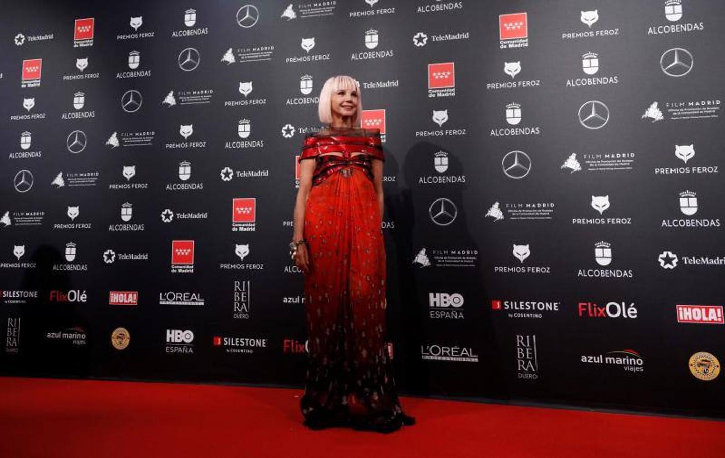 Victoria Abril siempre se atreve con los estilismos más llamativos, como este en tonos rojos con el que volvió a sorprender en estos premios.