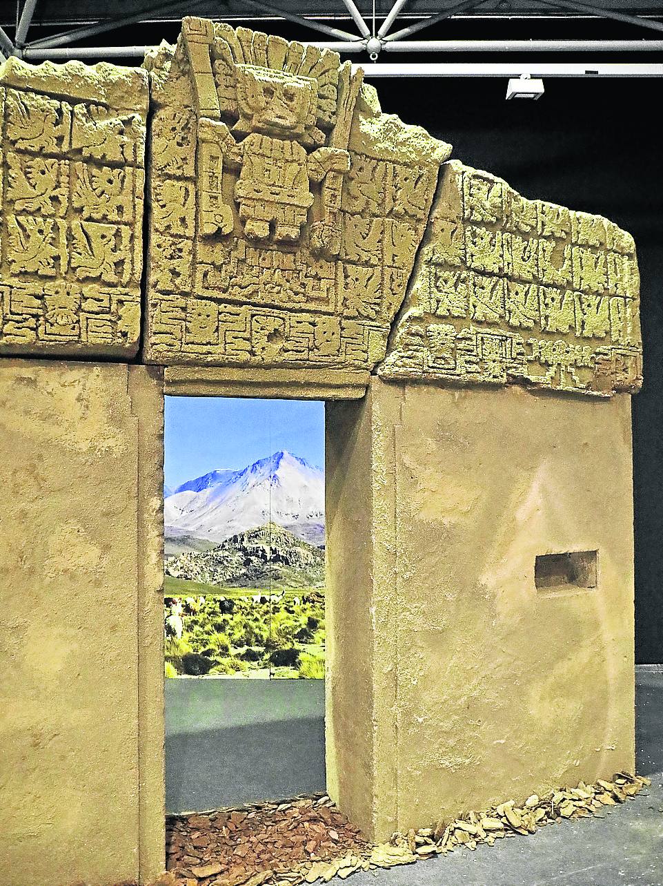 Puerta del Sol. Preincaica. En Tiahuanaco, donde está este monumento, se cree que vivieron los seres de las estrellas. 