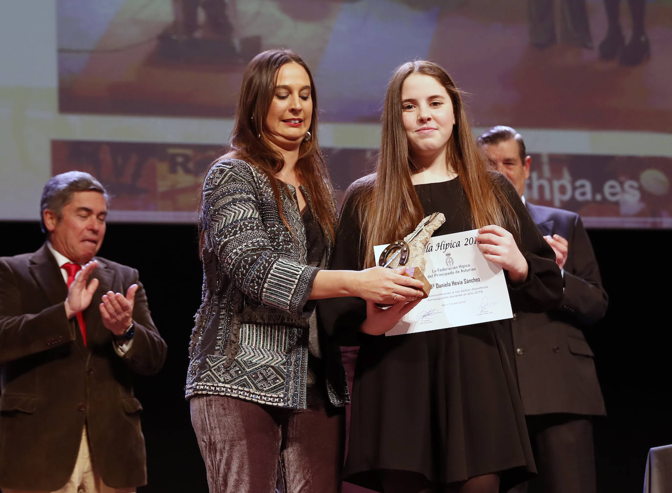 La Federación Hípica del Principado de Asturias organizó la Gala Hípica que sirvió para homenajear a los deportistas destacados en el año 2019 en el Auditorio de la Laboral Ciudad de la Cultura