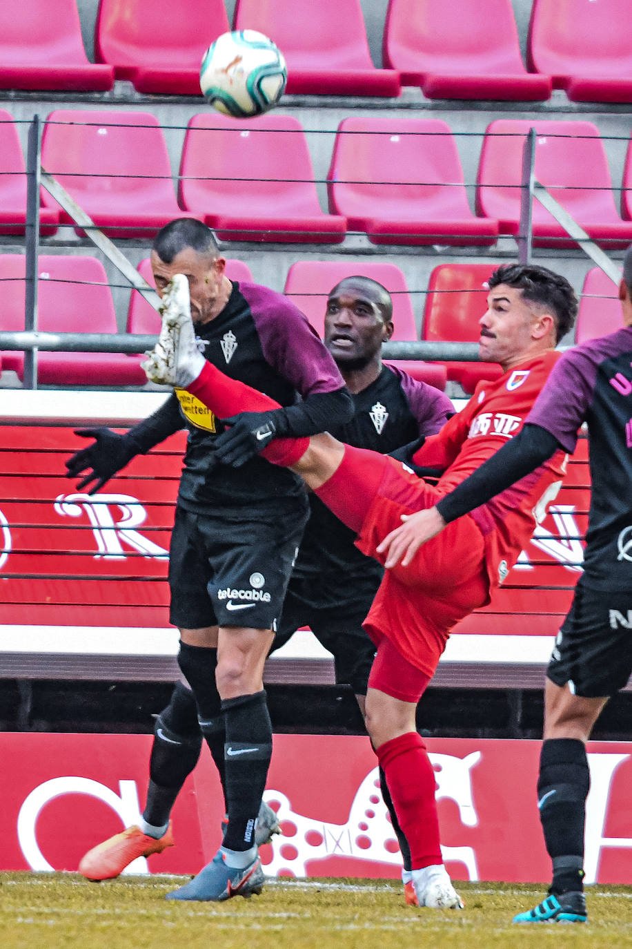 Otra vez el balón parado castiga a los rojiblancos, en Soria