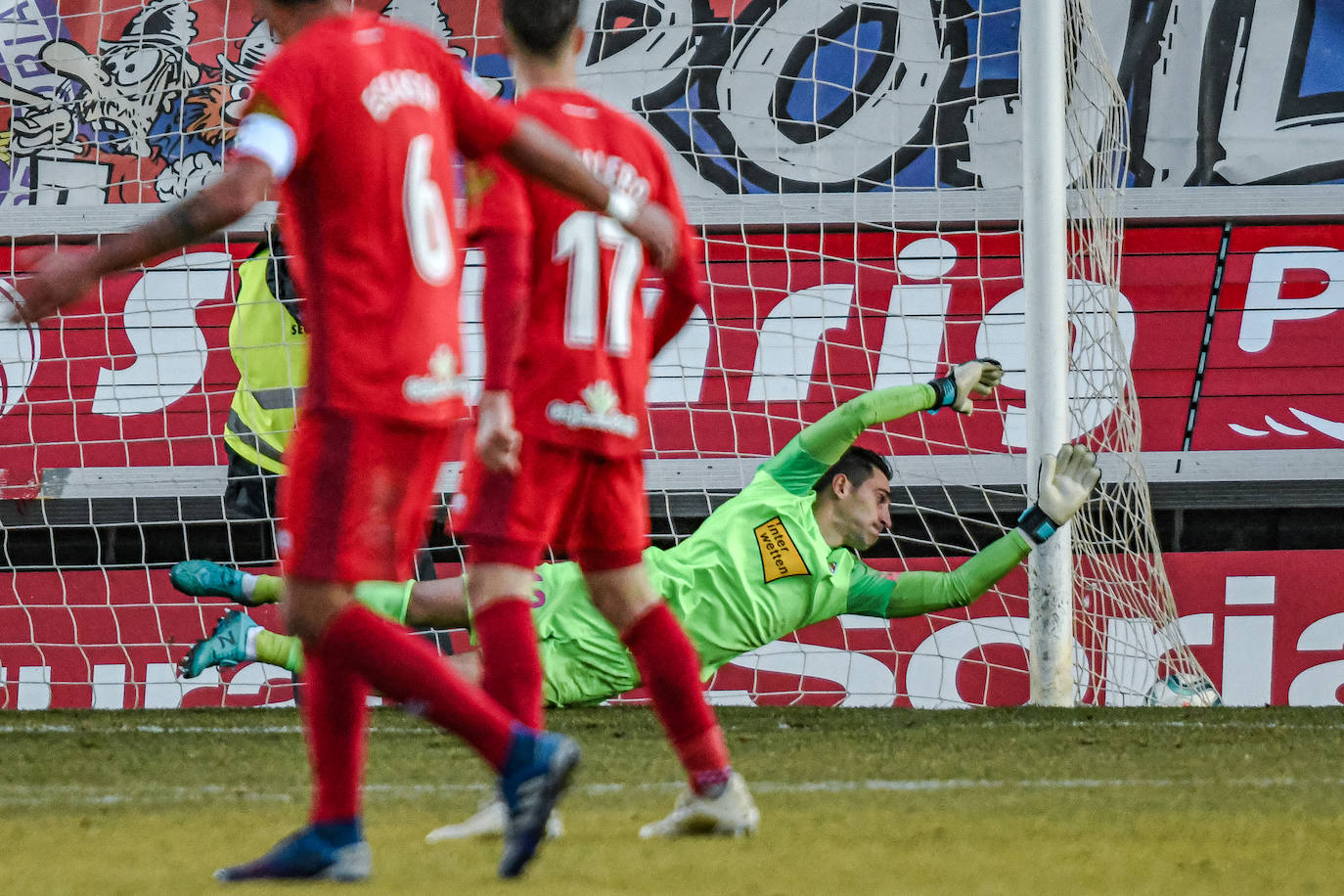 Otra vez el balón parado castiga a los rojiblancos, en Soria