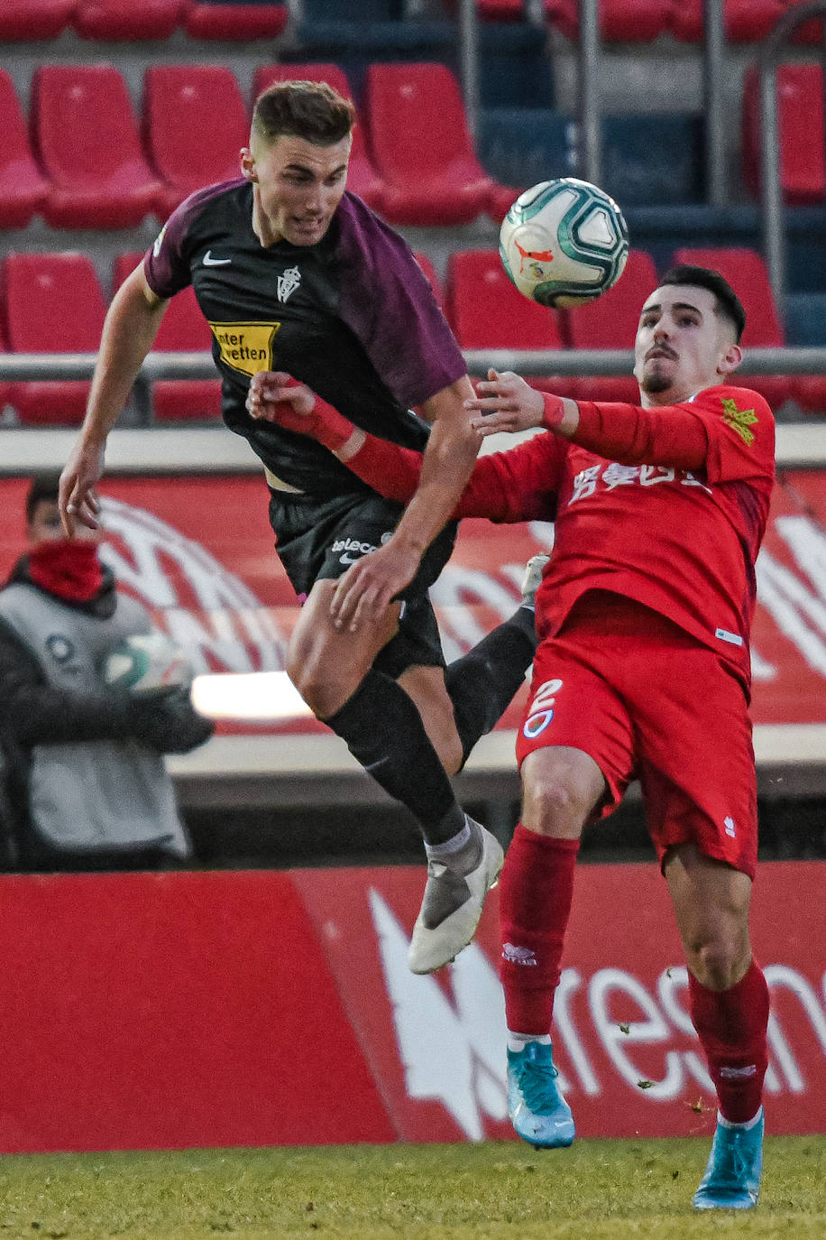 Otra vez el balón parado castiga a los rojiblancos, en Soria