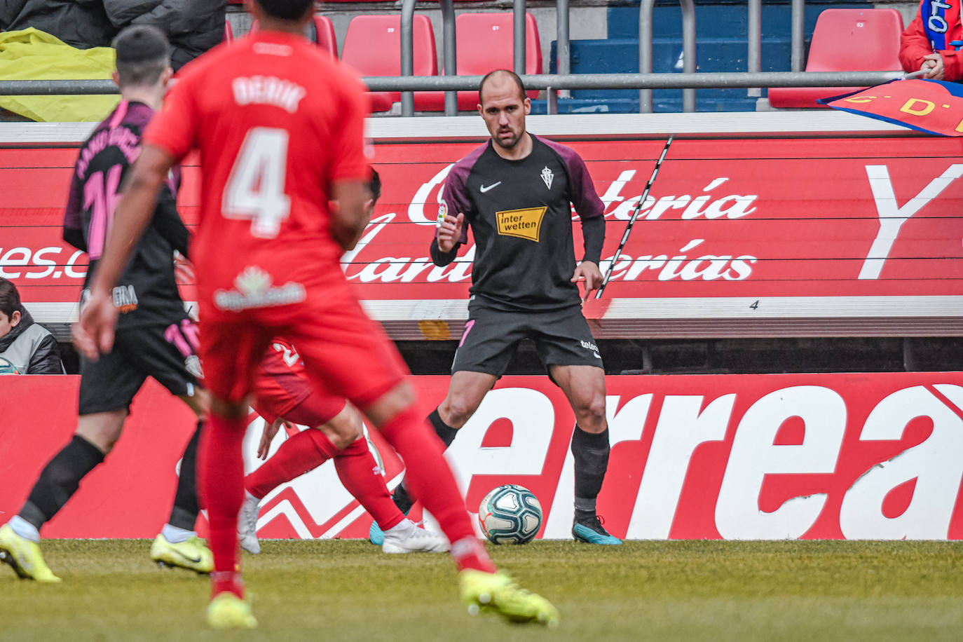 Otra vez el balón parado castiga a los rojiblancos, en Soria