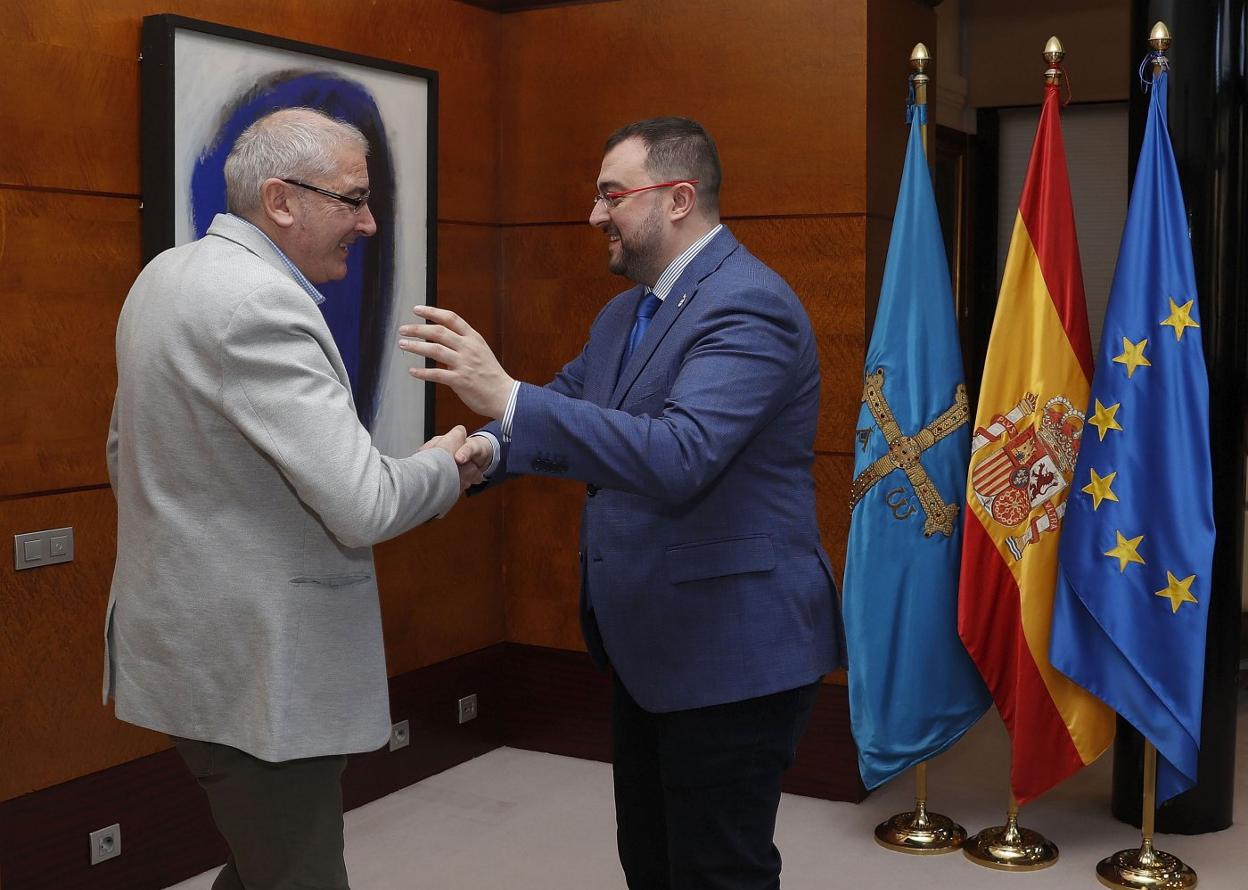 El alcalde de Allande, José Antonio Mesa, y el presidente del Principado, Adrián Barbón. 