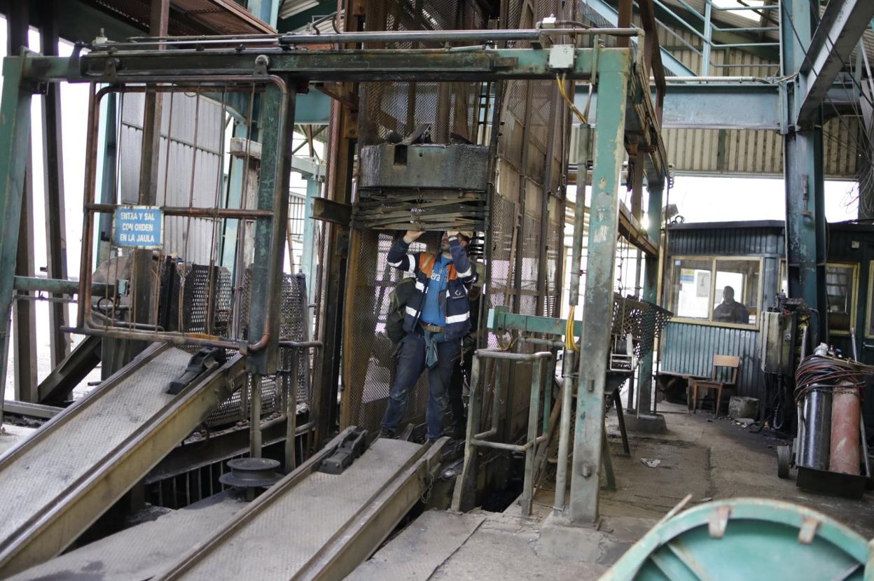 Mineros del pozo Carrio, en Laviana, en el último día de extracción de carbón. 