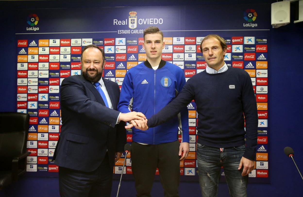 Lunin, entre el presidente Jorge Menéndez Vallina y el director deportivo, Francesc Arnau. 