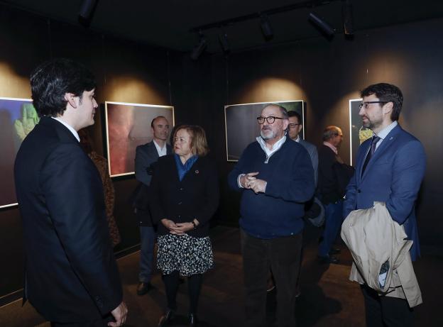 Julio Ruiz explica a Borja Sánchez, Rosa Menéndez y Enrique Fernández los hologramas del museo Mundo 3D, en El Entrego.