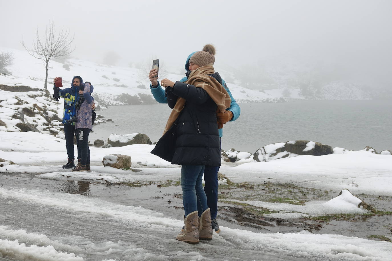 Muchas personas se decidieron a subir a los Lagos de Covadonga llamados por la nieve caída en la noche