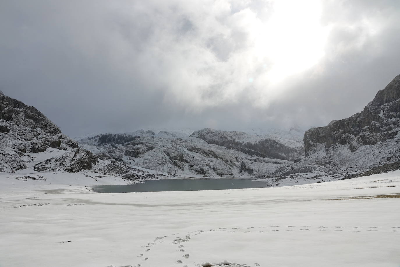 Muchas personas se decidieron a subir a los Lagos de Covadonga llamados por la nieve caída en la noche